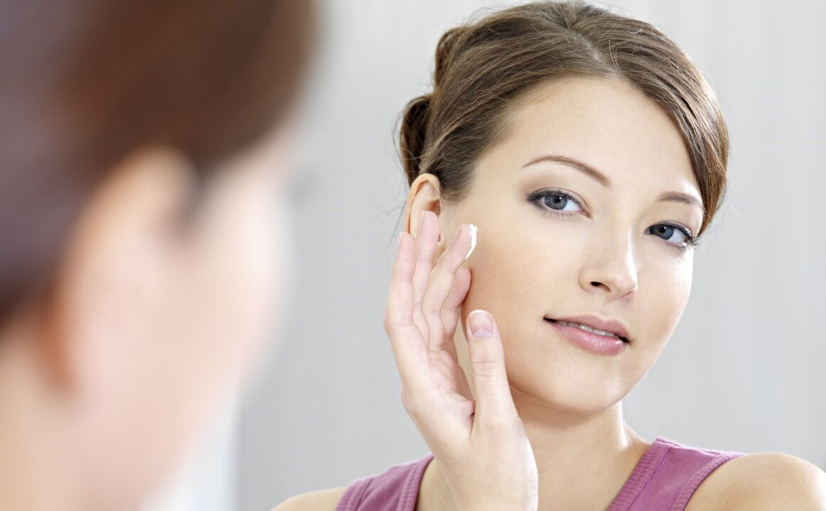 нанесення крему для омолодження шкіри обличчя